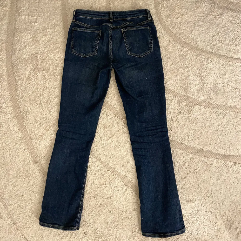 Säljer mina mörkblåa straight leg jeans från zara då de inte kommer till någon användning. Bra skick då jag inte använd de så många gånger. Sitter bra i längden på mig (jag är 1,69) och är strechiga!. Jeans & Byxor.