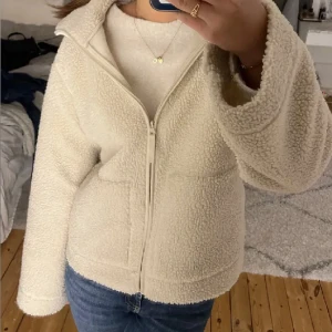 Teddy jacka  - Lägger ut igen pga oseriösa köpare. Knappt använd. Fin och mjuk. Storlek S 