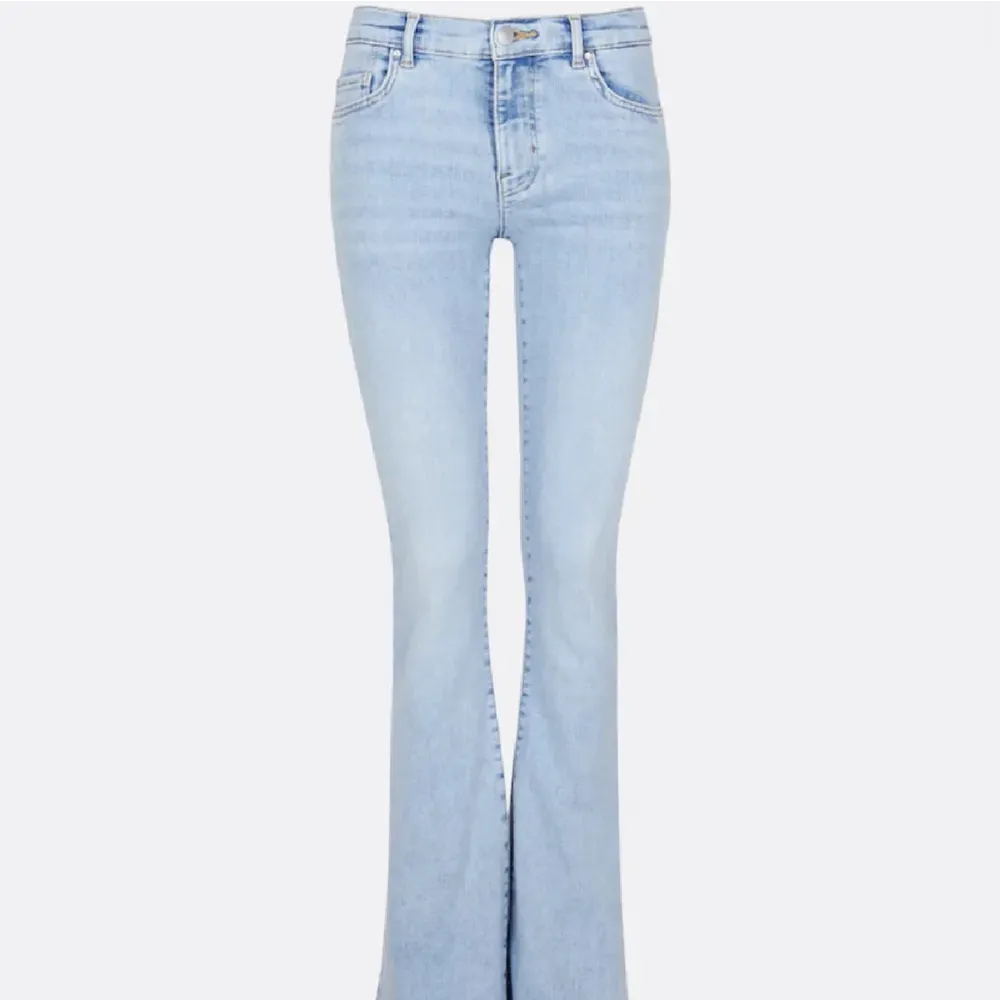 Säljer mina aaas snygga weekday jeans 💞💞 pga att de inte kommer till lika mycket användning som förut 💗 skriv för mer frågor!!. Jeans & Byxor.