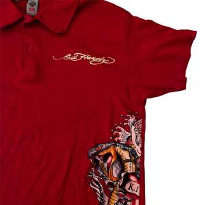 Fet Ed hardy pike/polo shirt. Tryck både fram och bak fett fett fett. XXL på lappen men sitter som en lite oversized M.  Pris kan diskuteras if it makes sense* Köparen står för frakt och för slarv vid frakten! 