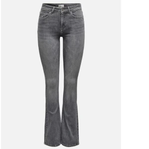 Only flared jeans - Gråa jeans från only. Använda ca 3 gånger, ny skick. Köpt för 500. Skriv för fler bilder 