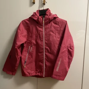 Didriksons rosa jacka - Vindtät och vattentät. Storlek 160!