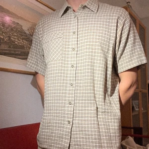 Short-sleeve shirt - Härlig kortärmad skjorta Brun och grön, storlek L Oversized fit, skate stil Stockholm