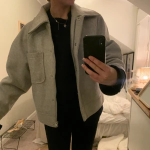 Grå jacka strl 34 - Säljer denna fina trendiga jacka från nakd! Strl 34