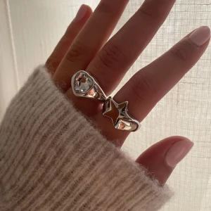 Ringar - Fina ringar aldrig använt (inte min still) men super fina. Kontakta mig gärna om intresserad!💘50kr/st