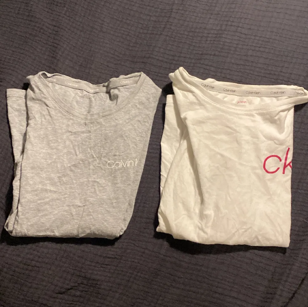 Säljer dessa två t-shirts från calvin klein! Jättebra kvalitet❤️ båda är i storlek 14-16 år vilket passar xs/s❤️. T-shirts.
