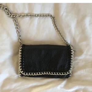 Tiamo väska  - En tiamo väska i super bra skick inga synliga tecken på användning💓lånad bild men skriv privat om du intresserad av fler bilder 💓 ! Väskan är inte såld! 