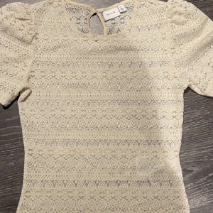 Blus - Jag säljer nu en jättefin Vila blus i storlek S🤍, passar xs också, har i vanliga fall Xs, köpt för 329kr och säljs nu för 260kr, använt bara 1 gång, i bra skick (som ny), säljer för kommer inte till användning, skriv för fler bilder💓💓kontakta innan köp🙏🏻🤍💓
