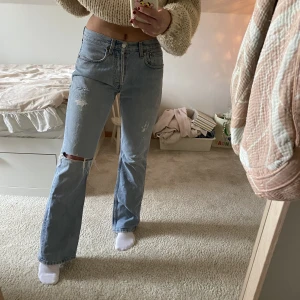 Levis jeans med slitningar - Såå snygga jeans som är ganska lowwaisted och har slitningar