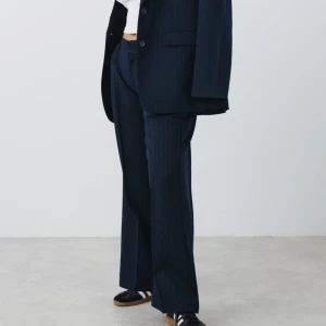 Low waist trousers - Lågmidjade kostymbyxor i marinblå med vita tunna ränder. Prislapp sitter kvar. Nypris: 499