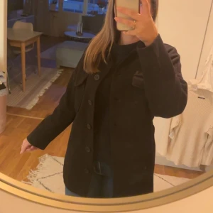 Kappa - Svart söt kappa ifrån gina. Skick 6/10. Skrov vid intresse eller om ni vill ha fler bilder