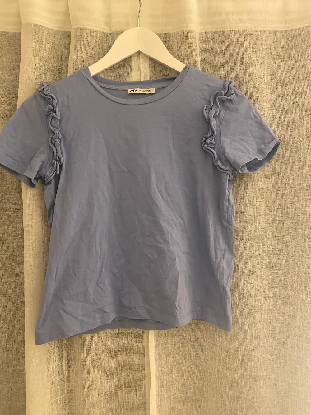 Jättefin tshirt med volang i ärmarna som jag tyvärr inte får andvändning av längre. T-paidat.