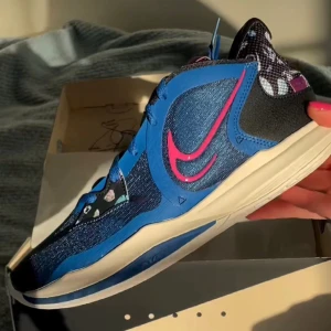 Nike Kyrie Low 5 'Precious Stones' NYA - Helt oanvända Kyrie low 5.  42.4 eller 9 US.