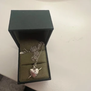 Tuvastars heart  necklace  - Kollar intresset på mitt maria halsband! Super fint, möts i Sthlm box ingår! Finns en liten Knut på kedjan går säkert att ta bort bara inhet jag har stört mig på❤️