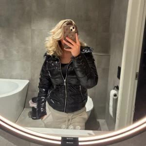 Varm vinterjacka  - Super fin och varm vinterjacka, köpt förra året men ser ut som ny.  