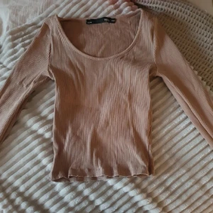 Långärmad tröja  - Fin beige långärmad tröja i ribbat material. Säljs då den ej kommer till användning. Endast använt den 3 gånger.  Storlek:XS/S