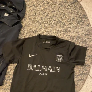 Balmain tröja  - Balmain  Skick 9/10 inga tecken på användning men har använts ett tag💥Tar bud!