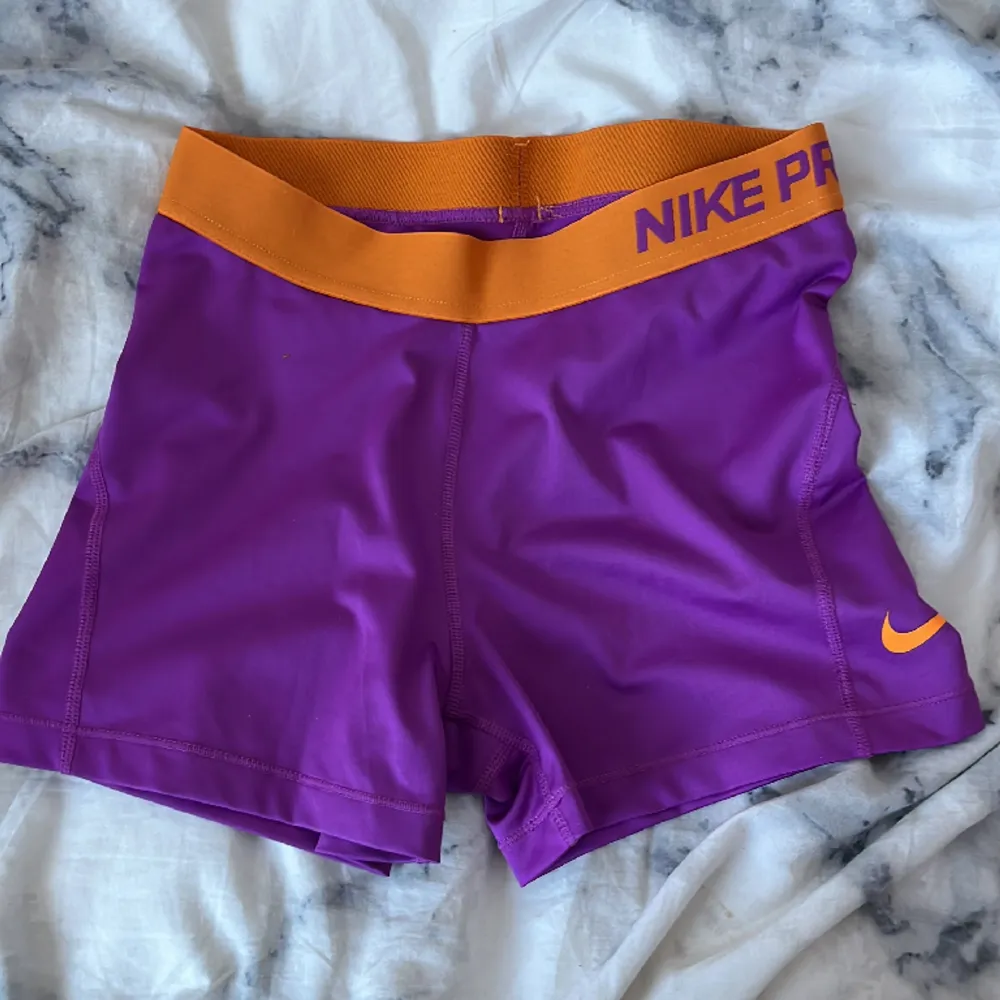 Nike pro shorts i en unik färg. Nästan aldrig använda. Storlek M men sitter mer som en S.. Shorts.