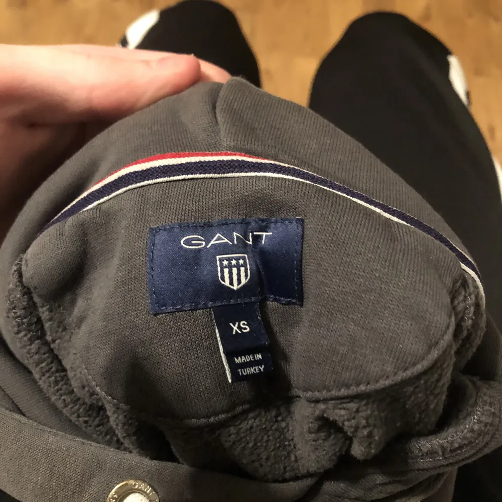 Säljer en Gant hoodie då den inte passar mig längre. Den är i bra skick, skriv för fler frågor eller bilder :) . Hoodies.
