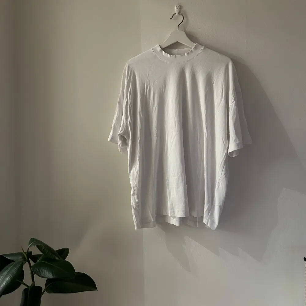 Säljer denna snygga basic t-shirt från Samsoe Samsoe. Det är en herrmodell, men den funkar för både tjej och kille. Säljer då den inte kommit till användning på länge, men är i väldigt gott skick.. T-shirts.