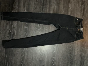 Jeans från Lager 157 - Dessa är mörkt blå-gråa snygga jeans från lager 157. 