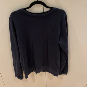 Mörkblå Collegetröja  - En oversize tröja ifrån Superdry, kommer tyvär inte till användning längre. Tröjan går att vika upp om det skulle behövas! Skriv för fler bilder💞