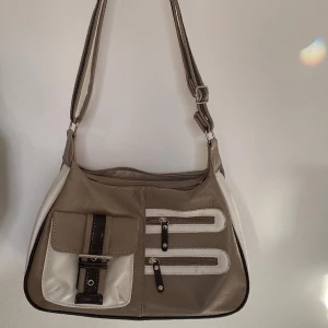 Retro väska - Beige retro väska med 6 st fack