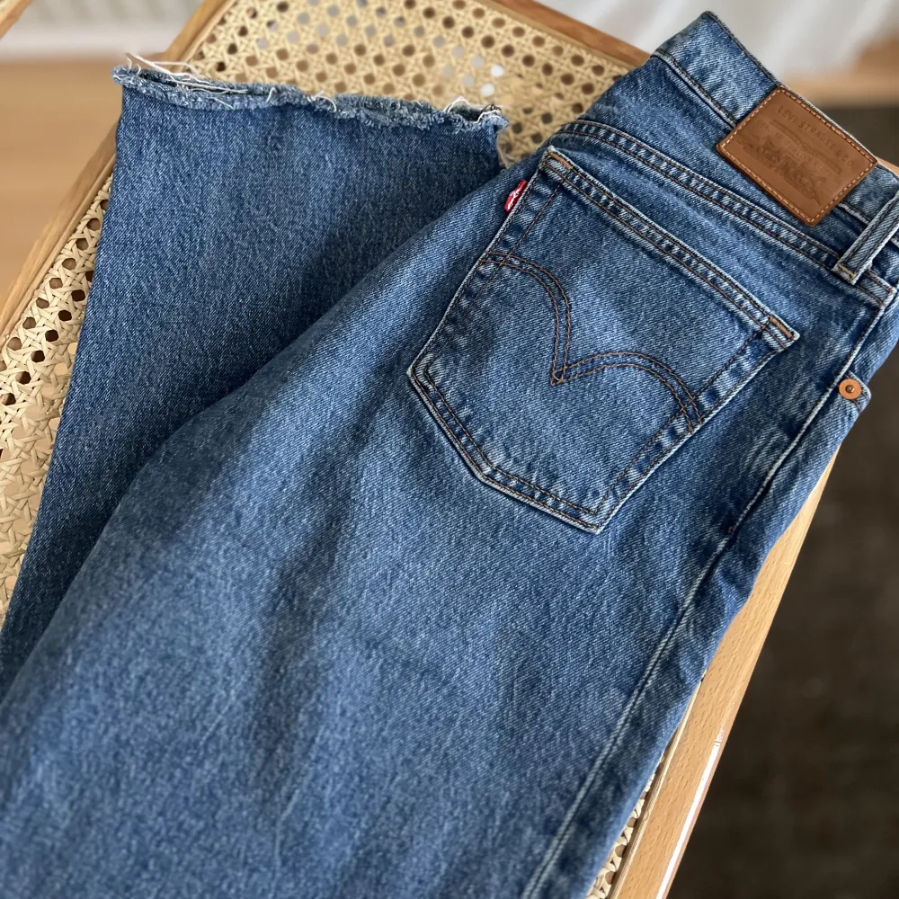 Levi’s-jeans ribcage straight i fint skick!  W28, L27 Så skön modell och fin passform! Har dessvärre blivit för stora & kommer inte till användning! . Jeans & Byxor.
