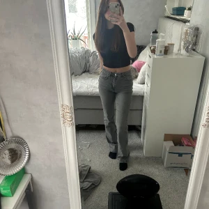 Gråa jeans  - Jätte fina jeans från Gina tricot🥰 köpte dom för ungefär 2 år sedan och har inte nvönt dom jätte mycket💖 Max kanske 20 gånger💞dom är mid waisted💞 ser nya ut förutom lite slitning längst ner bak vid fötterna💘 köpta för ca 500-600 kr mina inte riktigt💞
