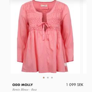 Säljer min Odd Molly blus som knappast är använd, i bra skick, som ny 💕 dåligt ljus på andra bilden men den är lika rosa som på första💕pris kan diskuteras 