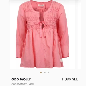 Odd Molly rosa blus  - Säljer min Odd Molly blus som knappast är använd, i bra skick, som ny 💕 dåligt ljus på andra bilden men den är lika rosa som på första💕pris kan sänkas vid snabb affär!! 
