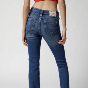Jätte snygga true religion jeans!! De är i modellen ”Becca” då de är bootcut! Nyskick då de inte passar mig🩷 de är i storlek 26! Skriv privat för egna bilder 🤗🙌🏼 de kostar original pris cirka 2,5k men mitt pris är 1550 ( kan diskuteras självklart )