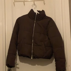 jacka - köpte denna jackan förra vintern, fint skick och inga defekter!😊