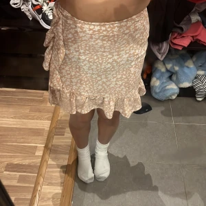 Kjol - Jättefin kjol i storlek xs💕den är använd men i väldigt bra skick. Passar S också skulle jag säga 🥰kontakta för mer info !