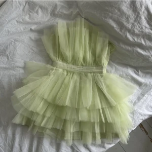 Grön volangklänning - Säljer denna volangklänningen som jag köpt på plick😊 bilderna är från den förra ägaren.