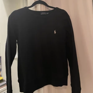 Ralph Lauren sweatshirt - Polo Ralph Lauren sweatshirt. Svart med vit märke. Storlek S! Nypris 1525kr! Inga defekter! Köparen står för frakt🖤💖