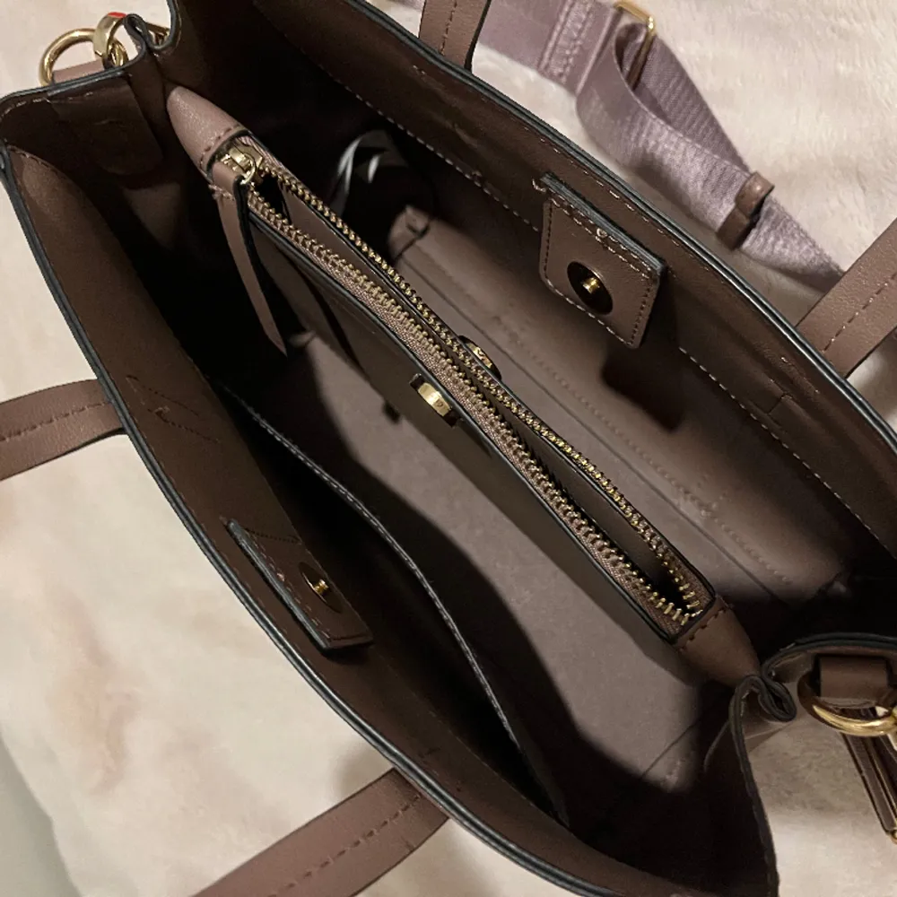 Handväska i nyskick🌸har gott om innerfack och utrymme och man kan även ändra längd på bandet. Väskor.