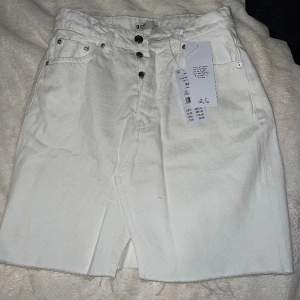Säljer denna snygga vita jeans kjolen! Aldrig använd! Pris kan diskuteras 🫶🏼😚ordinariepris: 299 kr