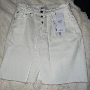 Vit jeans kjol - Säljer denna snygga vita jeans kjolen! Aldrig använd! Pris kan diskuteras 🫶🏼😚ordinariepris: 299 kr