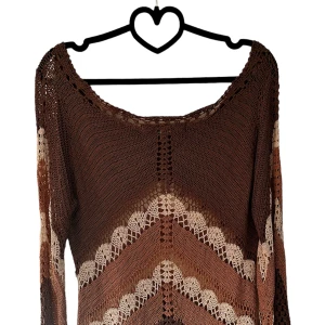 Knitted shirt - En brun mönstrad virkad kofta. Är over the shoulder och lång i ärmarna