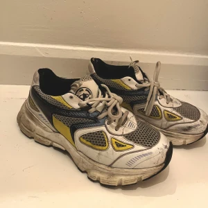 Axel Arigato Marathon Runner - Väl använda(!) men behöver lite kärlek. Om någon pysslar om sneakers eller liknande🤝🌟 kvitto finns. Storlek 38. Möts i Sthlm 