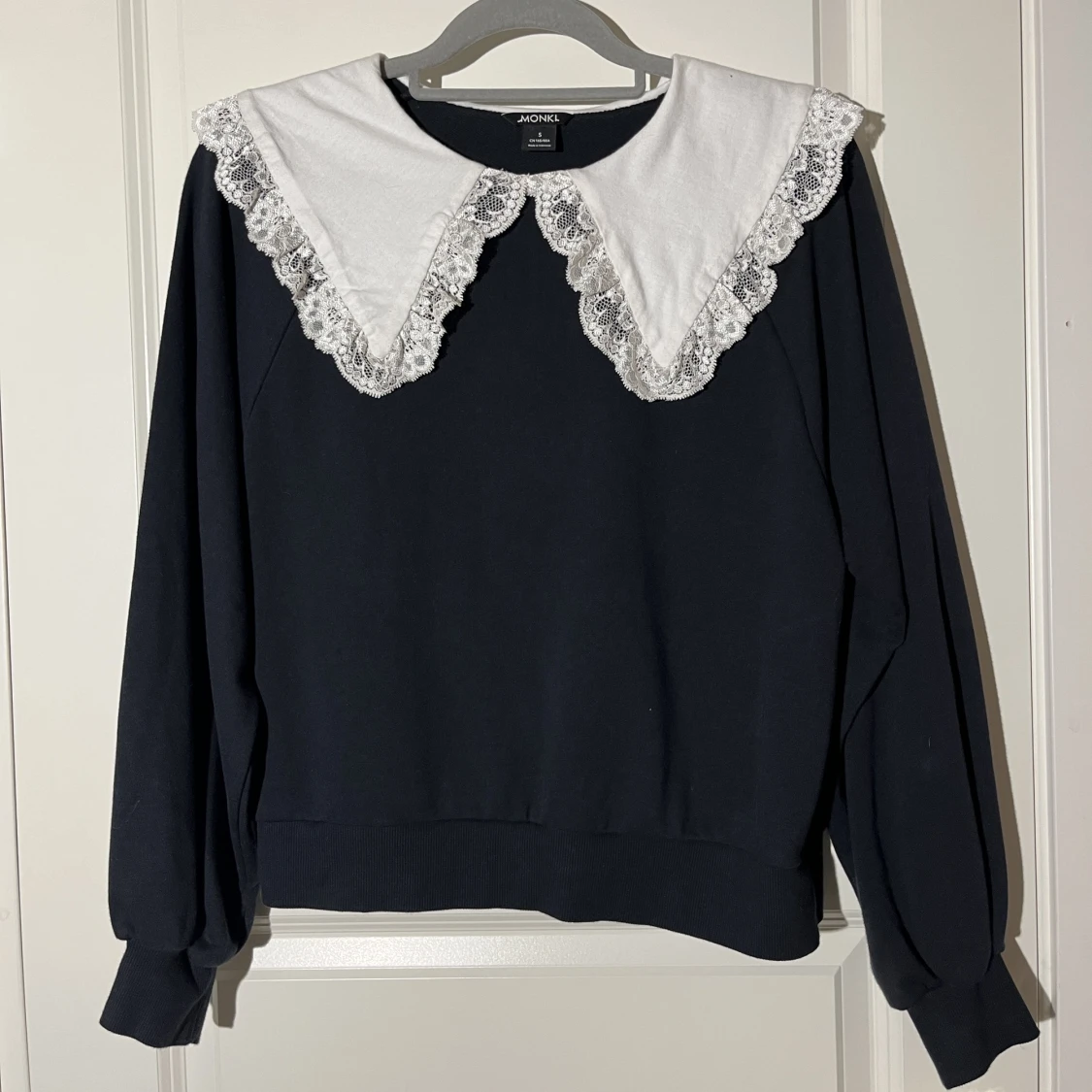 Blå tröja m spets krage