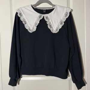 Blå tröja m spets krage  - Super söt marinblå tröja m spetskrage. Toppskick, knappt använd! 