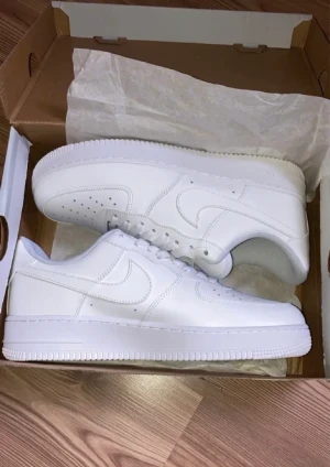 Airforce 1 - Helt nya Airforce 1, säljer de då de bara legat hemma. De är helt helt nya inte använda ute nån gång.  Skriv gärna vid intresse!