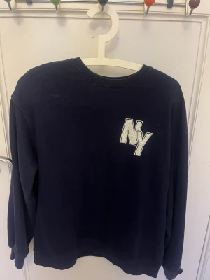 Tröja - Fin tröja som jag säljer då den inte kommer till användning. Tunnare i material så perfekt till sommaren! Bra skick, inga defekter. I storlek XS men passar som S. Kontakta gärna mig innan ni trycker på ”köp nu” ☺️