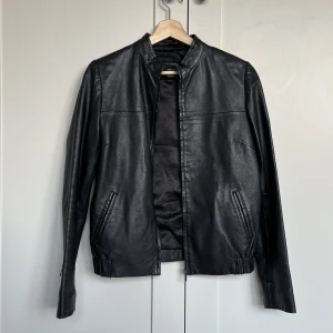 Skinnjacka  - Svart jacka i äkta läder