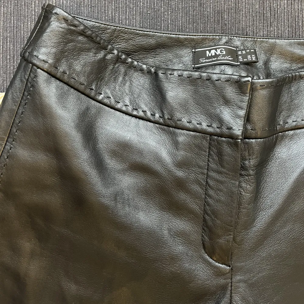 Svarta Skinnbyxor i mjukt äkta läder, som nya i skicket. . Jeans & Byxor.