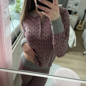 Julpyjamas  - Säljer en jättefin julpyjamas som aldrig är använd utan endast testat då jag tycker byxorna är för tajta på mig. Den är såå fin nu till jul. Kontakta mig vid frågor💕