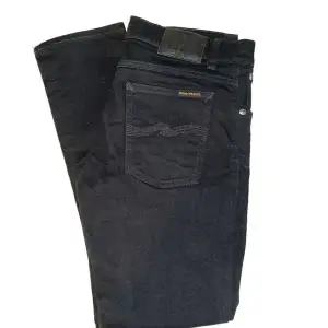 Ett par riktigt feta svarta slim fit Nudie jeans i modellen Tilted Tor. Storleken är W32 L30, men midjan är snarare som en 30-31. Jeansen är i ny skick, nypris ca 1600kr mitt pris 499kr. Skriv vid minsta fundering!