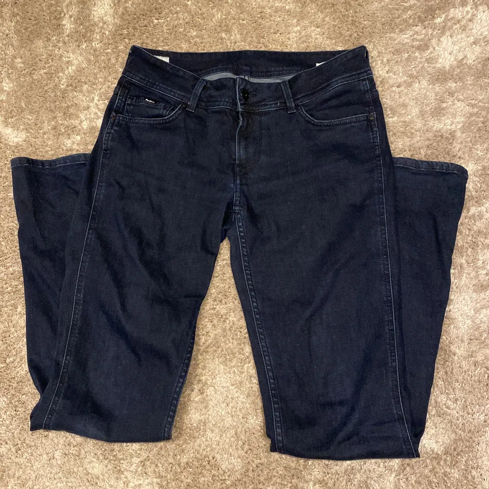 Ett par snygga jeans från pepe jeans som är flare och mid waist men skulle säga att dem är lite mer low! (Säljer då dem är för stora för mig)💕 Nypris ca. 1000kr. Jeans & Byxor.